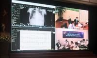 Bác sĩ tại Bệnh viện Đại học Y Hà Nội hội chẩn cùng các bác sĩ Bệnh viện Đa khoa huyện Mường Khương (Lào Cai) về một ca bệnh. Ảnh: NGUYỄN HOÀI
