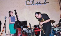 Nghệ sĩ Trần Mạnh Tuấn biểu diễn cùng một nghệ sĩ Nhật Bản. Cô đến Việt Nam từ trước khi dịch COVID-19 nổ ra Ảnh: Trần Nguyên Anh