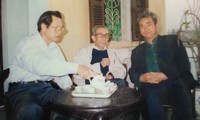 Tác giả bài viết (bìa trái) cùng nhà văn Kim Lân