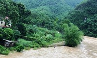 Nước lũ dâng cao cuốn trôi người, tàn phá huyện miền núi Mường Lát