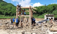 Dựng lại nhà bị lũ cuốn trôi ở bản Sa Ná