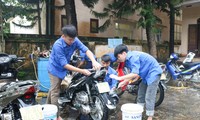 Bạn trẻ vùng cao rửa xe gây quỹ Trung thu cho trẻ em nghèo