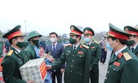 Thượng tướng Nguyễn Tân Cương động viên các thanh niên lên đường nhập ngũ tại Thanh Hóa. 