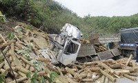 Vụ lật xe chở gỗ ở Thanh Hóa: Cả 7 người chết đều trong cabin?