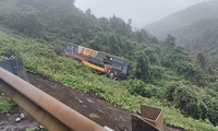 Chiếc xe khách mất lái và lao xuống vực làm hàng chục người trên xe hoảng loạn.