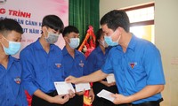 Tỉnh Đoàn Quảng Bình tặng quà cho các em học sinh có hoàn cảnh khó khăn tại Trường THPT Lệ Thủy.