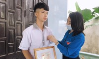 Chị Lê Thị Ngọc Hà, Phó Bí thư Tỉnh đoàn Quảng Bình thừa ủy quyền của BCH Trung ương Đoàn trao tặng Huy hiệu "Tuổi trẻ dũng cảm” cho học sinh Cao Anh Vũ.