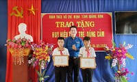 Trao huy hiệu