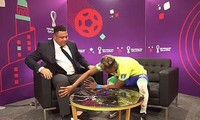 Rodrygo vuốt chân Ronaldo.