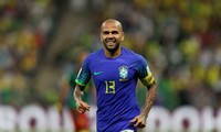 Brazil bại trận trước Cameroon, Daniel Alves vẫn lập nên kỷ lục mới