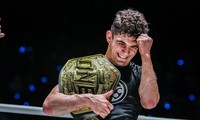 Mikey Musumeci giành đai vô địch sau khi hạ gục Jarred Brooks.