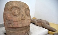 Các hiện vật được tìm thấy trong đền thờ.