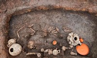 Những đồ vật được tìm thấy trong ngôi mộ.