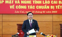 Chủ tịch Quốc hội Vương Đình Huệ thăm, chúc Tết tại Lào Cai