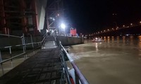 Sập giàn giáo trụ tháp cầu Mỹ Thuận 2, một công nhân rơi xuống sông mất tích 