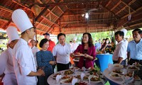 Xác lập kỷ lục Việt Nam về 122 món ăn từ tôm, muối Bạc Liêu