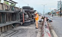 Lao vào dải phân cách, xe đầu kéo lật ngang trên quốc lộ 