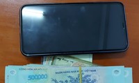 Y sĩ khai quay lén phòng tắm của &apos;cô hàng xóm&apos; để cưỡng dâm, tống tiền