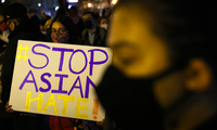 Các nhà hoạt động xuống đường với khẩu hiệu kêu gọi chấm dứt thù hận người gốc Á sau khi xảy ra vụ xả súng ở Atlanta ngày 17/3. Ảnh: Getty Images 