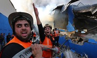 Người dân Palestine tìm kiếm những nạn nhân còn sống sót trong đống đổ nát ở Gaza sau cuộc không kích của Israel hôm 16/5 Ảnh: Reuters 