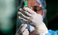 Một nhân viên y tế Sri Lanka rút một liều vắc-xin COVID-19 của AstraZeneca Ảnh: AP 