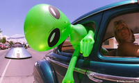 TP Roswell, bang New Mexico (Mỹ) được coi là thánh địa của những người hào hứng với UFO sau khi xảy ra vụ một quả bóng theo dõi thời tiết của quân đội Mỹ được cho là đã va chạm với UFO và UFO rơi xuống nông trại gần thành phố này. Trong ảnh: Cư dân thành phố với đồ chơi hình người ngoài hành tinh Ảnh: Getty Images 
