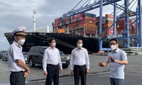 Phó Thủ tướng Vũ Đức Đam kiểm tra công tác phòng, chống dịch COVID-19 tại Cảng Quốc tế Tân Cảng-Cái Mép (TCIT) sáng 25/7 Ảnh: C.H 