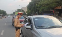 Lực lượng chức năng kiểm tra giấy đi đường của người dân ra vào vùng đỏ ảnh: Long Vân 