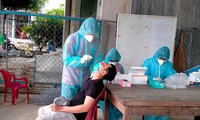 Tình nguyện viên xét nghiệm test nhanh cho người dân Châu Thành (An Giang)
