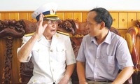 Đại tá Cao Ánh Đăng, nguyên phó Chỉ huy trưởng Vùng 4 Hải quân trao đổi cùng phóng viên Nguyễn Đình Quân