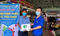 Anh Trần Văn Hiếu, Bí thư Đoàn phường Tam Thuận tặng túi sinh học cho tiểu thương, duy trì mô hình Chợ không rác thải nhựa 