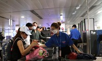 Mỗi ngày có hơn 100 tình nguyện viên hướng dẫn hành khách tại sân bay Tân Sơn Nhất Ảnh: Ngô Bình 