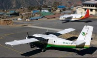 Chiếc máy bay DHC-6 Twin Otter số hiệu 9N-AET của Tara Air. Ảnh nhỏ: Người thân hành khách trên máy bay ngóng tin từ sân bay ở Pokhara hôm 29/5 Ảnh: Reuters/Times of India 
