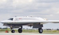 Máy bay không người lái S-70 Okhotnik của Nga đang ở giai đoạn thử nghiệm (ảnh lớn); Máy bay không người lái Shahed-129 của Iran (ảnh nhỏ)