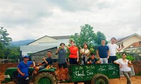 Du khách cùng các thành viên CLB “Hướng dẫn viên du lịch miễn phí” chụp hình lưu niệm tại thác Tà Gụ 