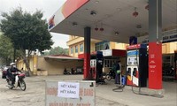 Nhiều cây xăng bán lẻ ở khu vực phía Nam treo biển hết xăng sau khi 7 doanh nghiệp đầu mối bị rút giấy phép trong thời gian qua Ảnh: Nguyễn Bằng