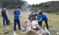 Tình nguyện viên xã Vân Sơn thu gom, dọn rác ở cao nguyên Đồng Cao sau kỳ nghỉ lễ 30/4