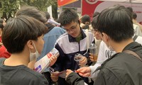 Thí sinh tham gia ngày hội tư vấn tuyển sinh 2023 tại Hà Nội Ảnh: Nghiêm Huê 