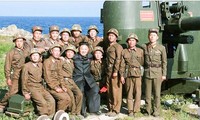 Ông Kim Jong-un trong lần đến thăm một đơn vị quân đội Ảnh: SCMP 