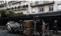 Một chiếc xe hơi bị đốt cháy trên đường phố Paris ngày 1/12 Ảnh: Getty Images