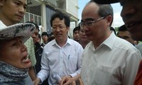 Người dân Thủ Thiêm gặp Bí thư Thành ủy TPHCM Nguyễn Thiện Nhân khi ông đến thăm nơi tạm cư của bà con 