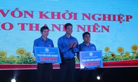 Đại diện lãnh đạo Hội LHTN Việt Nam tỉnh Đắk Lắk trao vốn khởi nghiệp cho thanh niên 