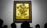 Vì sao bức họa nổi tiếng &quot;Hoa Hướng Dương&quot; của Vincent Van Gogh bị tạt sốt cà chua?