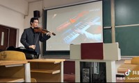 Clip gây xôn xao Douyin: Tưởng nghệ sĩ vĩ cầm, hóa ra là thầy giáo dạy nhạc