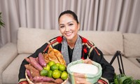 Hoa hậu H&apos;Hen Niê lần đầu livestream bán hàng online: Choáng với số đơn chốt trong 1 giờ!