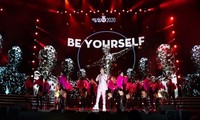 Binz diện vest hồng lịch lãm, mang hit “Bigcityboi” lên sân khấu Hoa hậu Việt Nam 2020