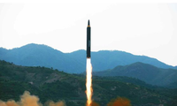 Tên lửa đạn đạo Hwasong-12 của Triều Tiên đang được sẵn sàng để tấn công đảo Guam của Mỹ. Ảnh: Reuters