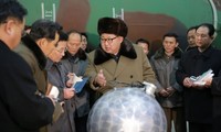 Nhà lãnh đạo Kim Jong-un đứng bên mô hình đầu đạn hạt nhân thu nhỏ đã từng bị các nhà phân tích chê cười hồi năm ngoái, giờ đã trở thành hiện thực. Ảnh: SCMP