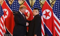 Tổng thống Mỹ Donald Trump và Chủ tịch Triều Tiên Kim Jong-un trong buổi gặp tối 27/2 tại Hà Nội. Ảnh: TTXVN