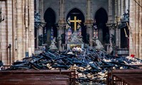 Những mảnh vụn đám cháy bên trong nhà thờ Đức Bà Paris ngày 16/4/2019.